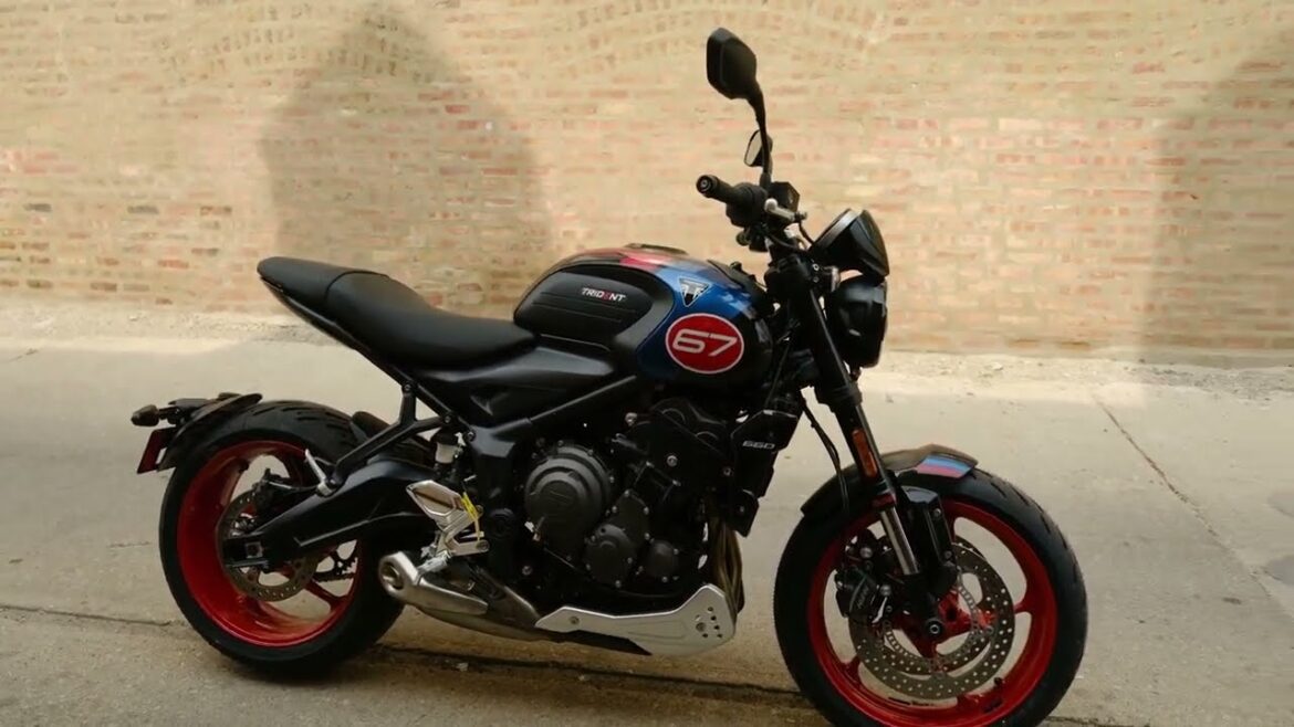 Découvrez l&rsquo;élégance et la puissance de la triumph trident 660 en hommage au noir saphir et bleu cobalt